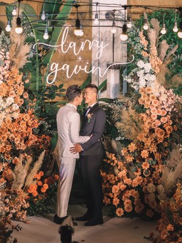 Đám cưới LGBTQ+ sau khi 'chàng vợ' chăm chồng tăng 15kg