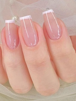 Màu nail tự nhiên chiếm sóng thời trang 2023 khiến các cô nàng sốt sình sịch