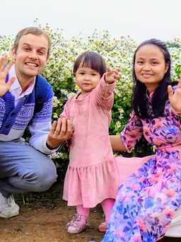 Chuyện tình vợ Việt chồng Estonia: Con gái 4 tuổi 'đốn tim' dân mạng bởi tài vẽ tranh