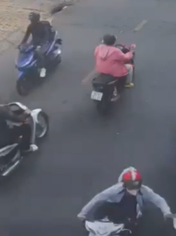 TP.HCM: Người đàn ông bị giật điện thoại trị giá hơn 30 triệu đồng ngày đầu đi làm sau tết