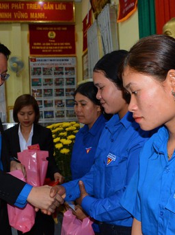 Trao quà cho đoàn viên có hoàn cảnh khó khăn
