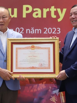 Thủ tướng tặng bằng khen cho HLV Park Hang-seo và trợ lý Lee Young-jin