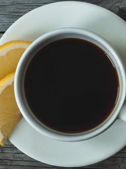 Thêm chanh vào cà phê có giúp giảm cân không?