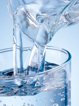 Nghiên cứu mới phát hiện uống đủ nước mỗi ngày giúp sống thọ hơn