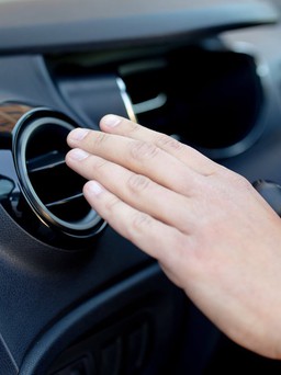 Trước khi tắt máy, có nên tắt hệ thống điều hòa ô tô?