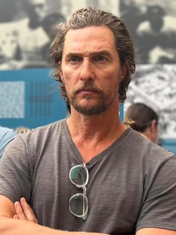 Tài tử Matthew McConaughey đến Hà Nội, tham quan di tích Hỏa Lò
