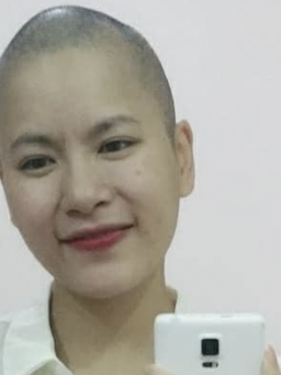 Cô gái mắc ung thư 'làm lại từ đầu' với quán lẩu dê