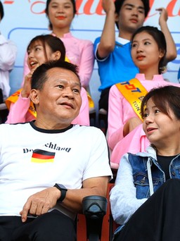 Vợ chồng cựu danh thủ Cảng Sài Gòn dõi theo con ở giải bóng đá sinh viên