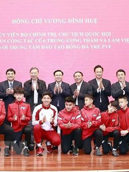 Chủ tịch Quốc hội Vương Đình Huệ thăm Trung tâm đào tạo bóng đá trẻ PVF