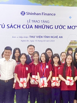 Trao tặng gần 2.700 cuốn sách trị giá 170 triệu đồng cho thư viện tỉnh Nghệ An