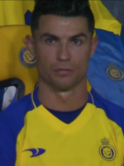 Cristiano Ronaldo nhận thẻ vàng, bị thay ra trong trận thắng của CLB Al-Nassr