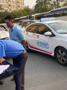 Taxi chặt chém du khách ở sân bay Tân Sơn Nhất giả mạo thương hiệu Saigontourist