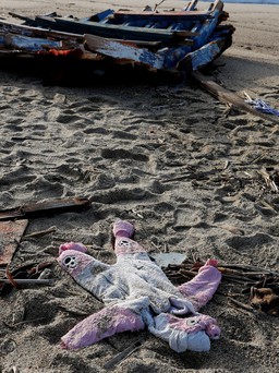Tang thương vụ đắm thuyền di cư làm hơn 60 người thiệt mạng ở Ý
