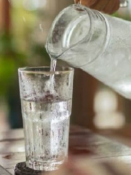 Uống một ly nước khi bụng đói giúp ích gì cho sức khỏe?