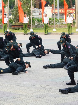 Cán bộ, chiến sĩ Công an tỉnh Thừa Thiên - Huế trình diễn võ thuật
