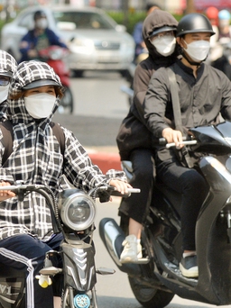 Mặt đường nóng trên 45 độ C trong đợt nắng đầu tiên năm 2023 tại Hà Nội