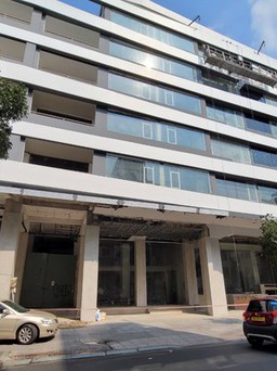 Khách sạn xuống cấp, tường nhà thấm dột nhưng không có tiền sửa chữa