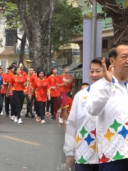 Ngọn đuốc SEA Games 32 mạ vàng được rước trên đường phố Hà Nội