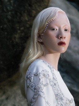 Người mẫu bạch tạng làm 'nàng thơ' của nhà thiết kế Hà Duy