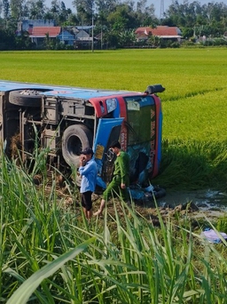 Quảng Ngãi: Xe khách lật xuống ruộng, tài xế tử vong, nhiều hành khách bị thương