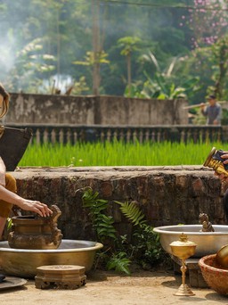 NSƯT Lê Thiện đóng cùng ngôi sao Rachael Leigh Cook trong phim Mỹ quay tại Việt Nam