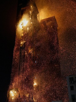 Tòa nhà cao tầng ở Hồng Kông cháy rụi