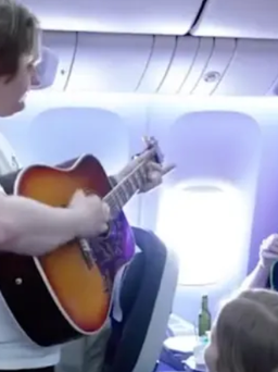 Phấn khích khi nam ca sĩ trẻ nổi tiếng bất ngờ biểu diễn trên chuyến bay