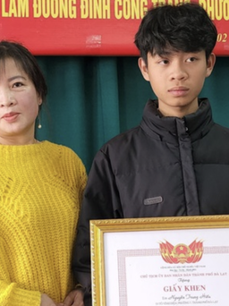 Chàng trai 17 tuổi nhảy hồ Xuân Hương cứu người kẹt trong ô tô: 'Quà' 8.3 đặc biệt cho mẹ
