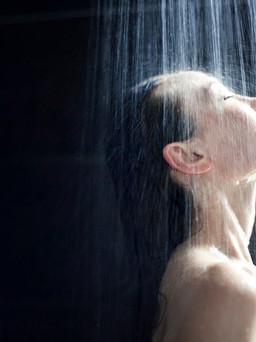 Người bị bệnh chàm nên tắm nước ấm hay lạnh?