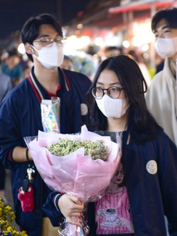 Giá hoa tăng gấp 3 lần, chợ hoa lớn nhất Hà Nội đông nghịt trước 8.3