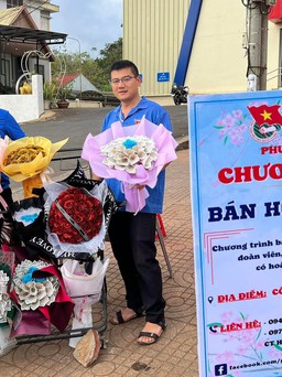 'Áo xanh' xuống phố bán hoa ngày 8.3 gây quỹ giúp trẻ em nghèo