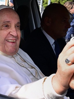 Giáo hoàng Francis xuất viện với nụ cười và câu nói đùa 'tôi vẫn còn sống'