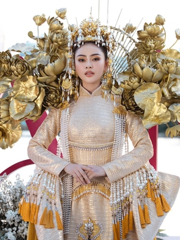 Hoa hậu Lý Kim Thảo diện áo dài nặng 30kg trình diễn thời trang