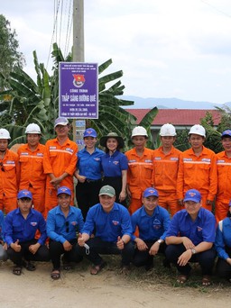Đoàn thanh niên Công ty thủy điện An Khê - Ka Nak giúp người dân Thượng Sơn