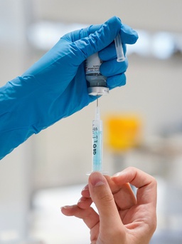 Mỹ chi 5 tỉ USD phát triển vắc xin Covid-19 mới, chấm dứt tình trạng khẩn cấp chống dịch