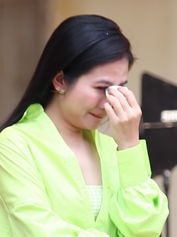 Vân Trang khóc nức nở trước hai em nhỏ mồ côi nương tựa nhau mà sống