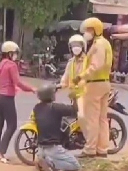 Clip 'quỳ gối xin CSGT bỏ qua lỗi vi phạm': Công an H.Krông Pắk giải thích