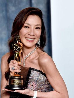 Dương Tử Quỳnh mang tượng vàng Oscar về Malaysia thăm mộ cha