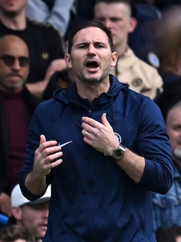 Ngoại hạng Anh: Chelsea lại thua sốc trên sân nhà, Lampard vẫn 'méo mặt'