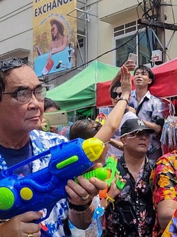 Thủ tướng Thái Lan xuống đường 'chiến đấu' bằng bắn súng nước dịp tết Songkran