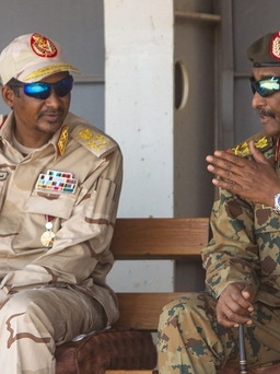 Hai tướng lĩnh hàng đầu tranh giành quyền lực, xung đột bùng nổ ở Sudan