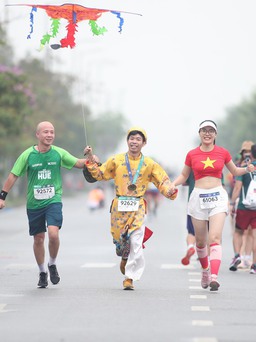 Ấn tượng muôn kiểu ‘cosplay’ của runner trên đường chạy tại Huế