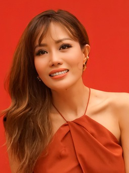 Amanda Huỳnh rơi nước mắt khi ra mắt sách 'Nơi chúng ta thuộc về'