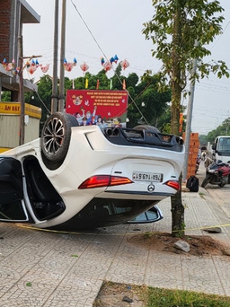 Quảng Ngãi: Ô tô lật ngửa trên vỉa hè khiến tài xế bị thương nặng