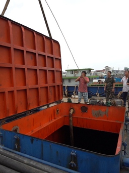 Bắt tàu hậu cần nghề cá ngụy trang tinh vi, chở lậu 280.000 lít dầu