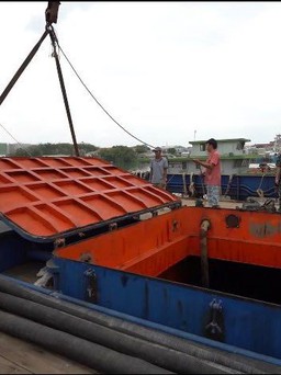 Hải quan bắt giữ tàu dịch vụ hậu cần nghề cá chở lậu 280.000 lít dầu mazut