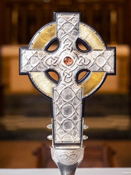 Đức Giáo hoàng tặng hai mảnh của Thánh giá Chúa Giêsu cho Vua Charles nhân lễ đăng quang