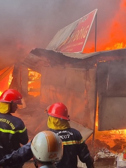 Kinh hoàng cảnh lửa hung bạo ‘nuốt chửng’ nhiều ki ốt trong vụ cháy chợ Bình Thành