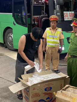 CSGT Thừa Thiên - Huế phát hiện xe khách chở 9.500 bao thuốc lá lậu