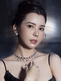 Hoa hậu Huỳnh Vy đeo trang sức chục tỉ đi sự kiện